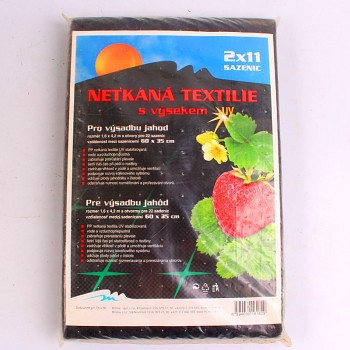 ČERNÁ NETKANÁ TEXTILIE S VÝSEKEM PRO JAHODY 1,6 X 4,2 m